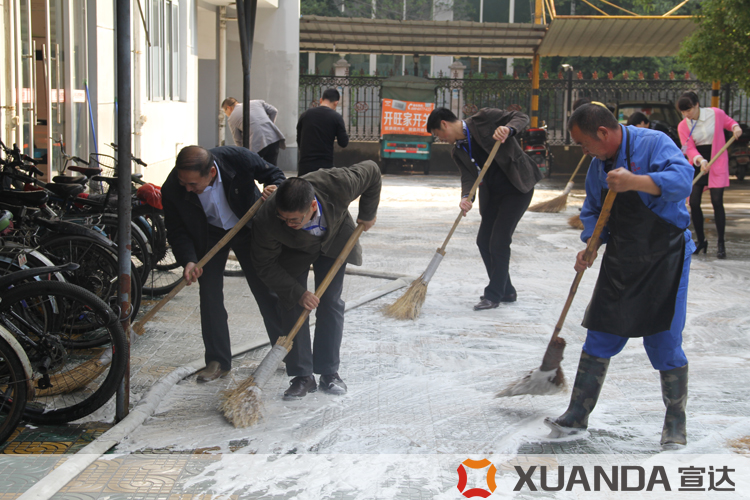 美化家园，爱我华体(中国)-华体官方举行党员先锋模范义务劳动
