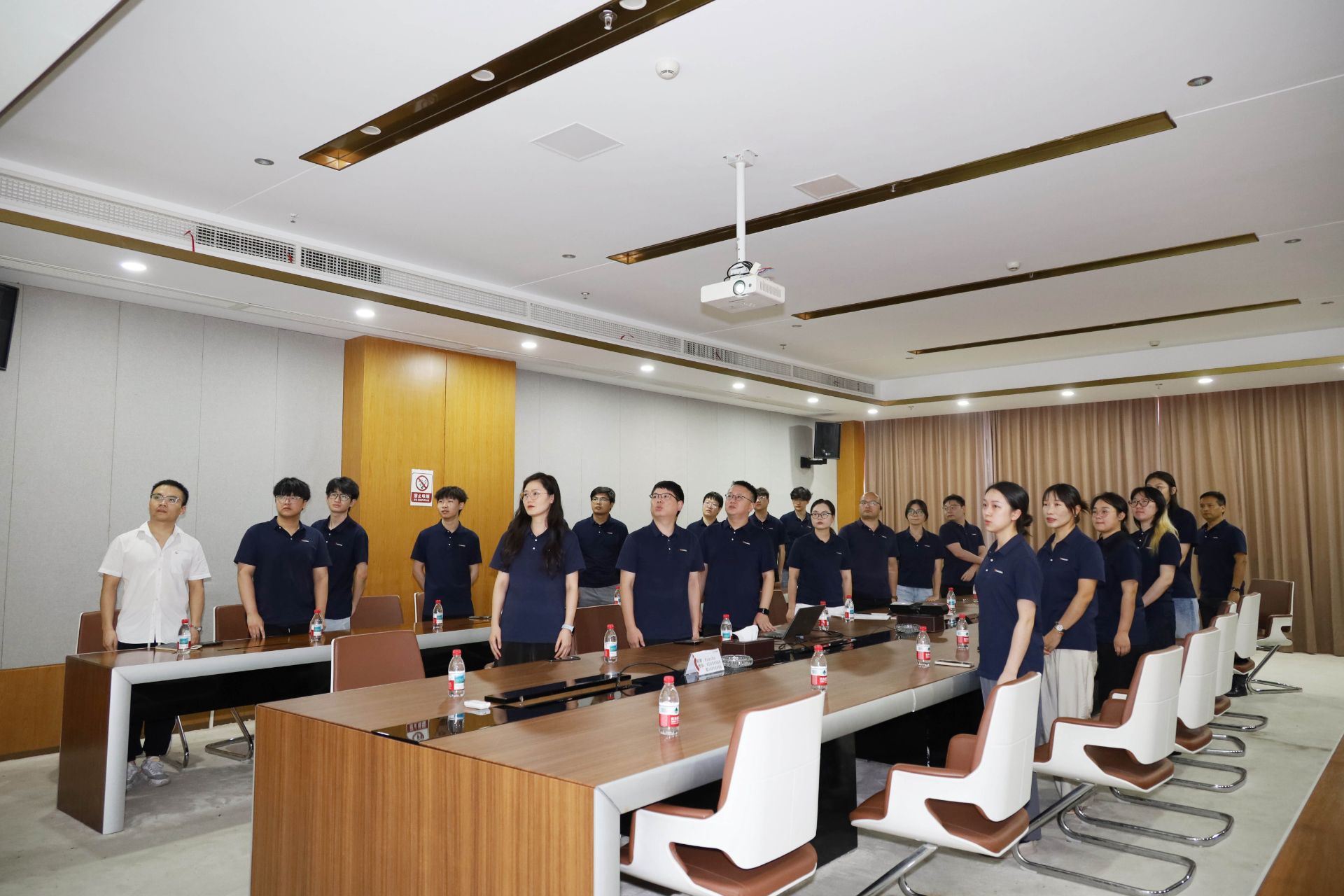 弘扬爱国主义精神|华体官方组织党员观看九三阅兵直播